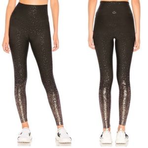 LIKE NEW Beyond Yoga Alloy High Waisted Ombré Legging Black w/ Gold size Small